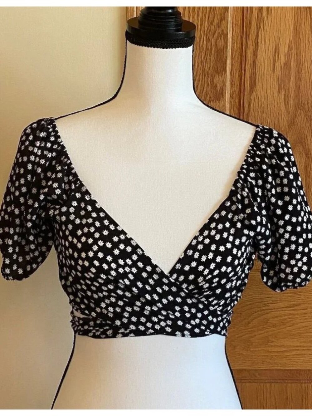 Black & White Floral Puff Sleeve Crop Top